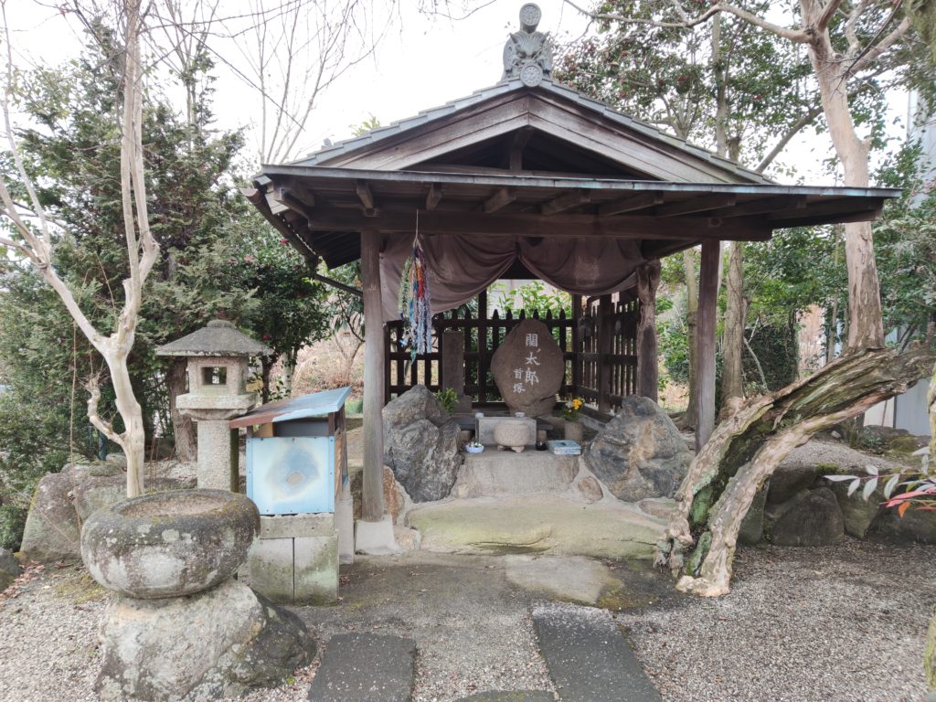Oni-no-Kubi-zuka (mound of demon heads)